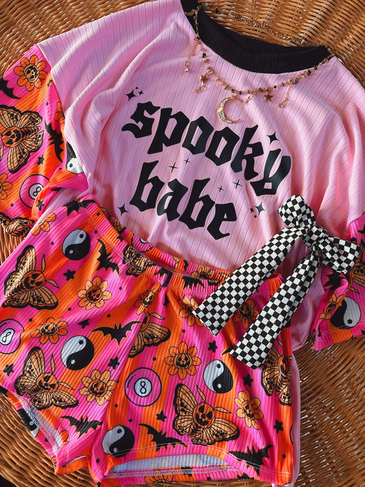 SPOOKY BABE BOXY TEE 	+ SHORTS